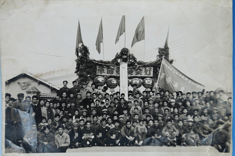 1968年初，庆祝革命委员会成立，铁四局电气化处第六工程队全体人员合影1